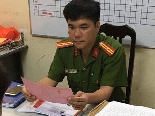 Sáng nay bố bé trai bị bỏ rơi ở nhà nghỉ đã đến nhận con