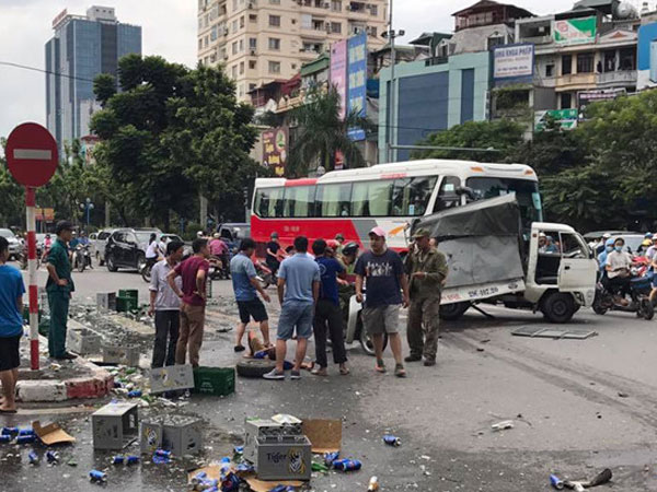 Tài xế văng khỏi ôtô sau cú tông xe giữa ngã tư
