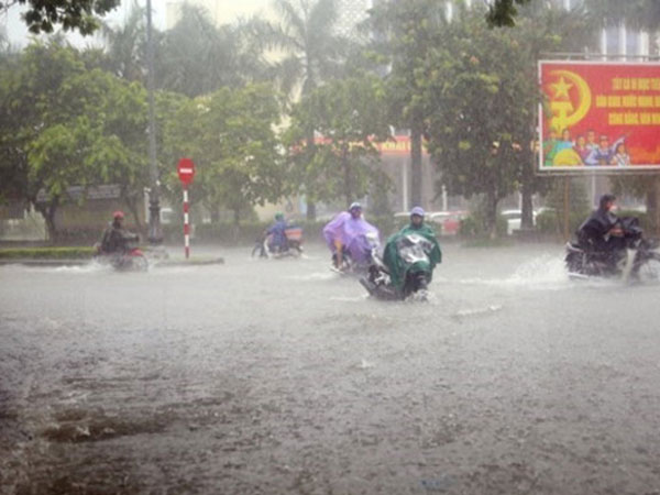 Áp thấp nhiệt đới có thể mạnh lên thành bão, Thanh Hóa đến Quảng Ngãi mưa trắng trời