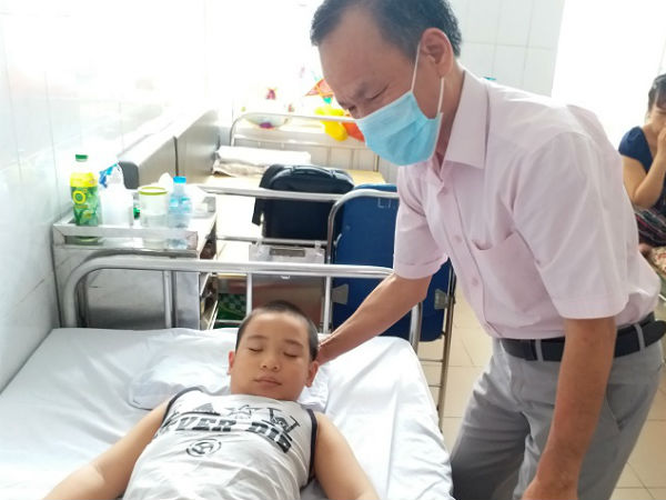 Bé trai 8 tuổi ở Hà Nội mắc bệnh lạ: Cứ ngóc đầu lên là ngất xỉu