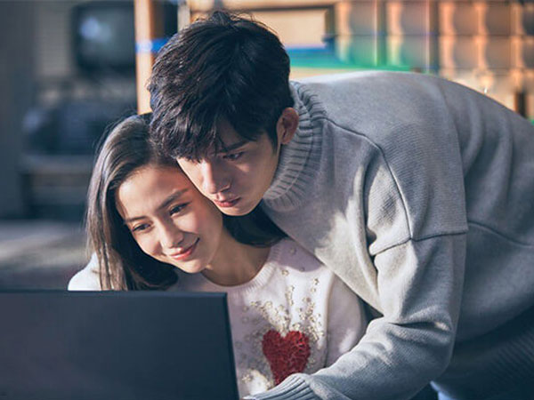 Cô gái ngồi xe lăn và chuyện tình bất ngờ trên Facebook