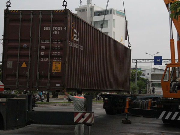 Đà Nẵng: Xe đầu kéo mất lái, thùng container văng xuống đường khiến nhiều người thót tim