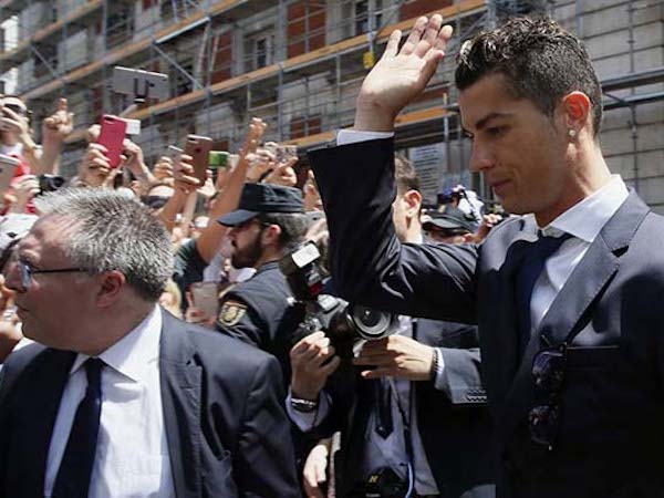 Đàn anh trốn thuế đi tù 7 tháng, Ronaldo nghe tin “tim đập chân run”