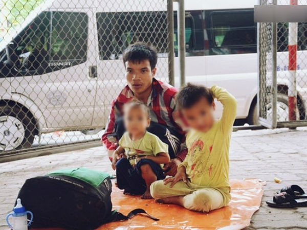 Gặp người chồng “bị vợ bỏ, đưa 2 con trai đi ăn xin” ở Hà Nội gây xôn xao trên MXH