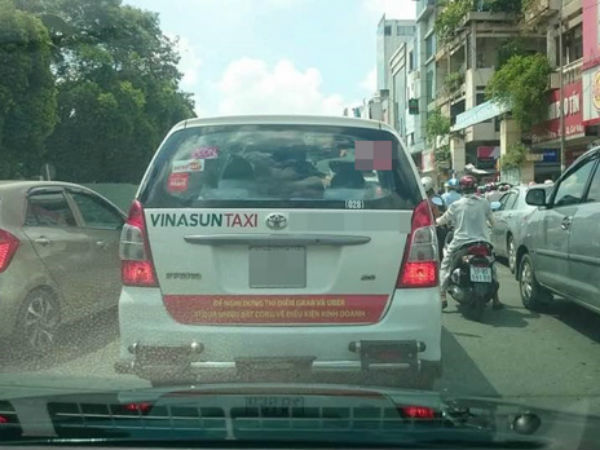 Hàng loạt taxi ở Sài Gòn dán decal phản đối Uber và Grab, Đại diện Vinasun nói: "Tài xế tự phát, nhưng khẩu hiệu không đến nỗi quá đáng"