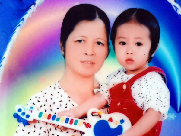 Mẹ bất ngờ bỏ con gái hơn 1 tuổi đi biền biệt, bảo mẫu trở thành mẹ nuôi cưu mang bé suốt 12 năm trời