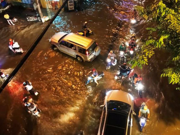 Triều cường ở Sài Gòn đạt đỉnh 1.64m, người dân vật lộn trong biển nước