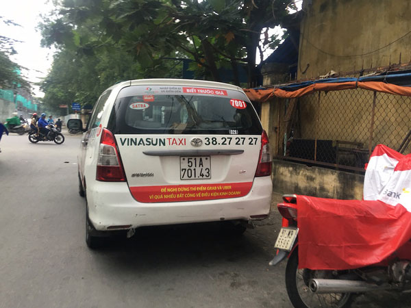 Từ vụ taxi Vinasun phản đối Uber, Grab: Cạnh tranh lành mạnh hay... "tự sát"?