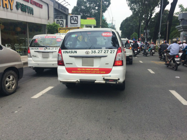 Vụ xe taxi Vinasun dán khẩu hiệu phản đối Uber và Grab: Lãnh đạo Vinasun yêu cầu toàn bộ tài xế gỡ bỏ decal