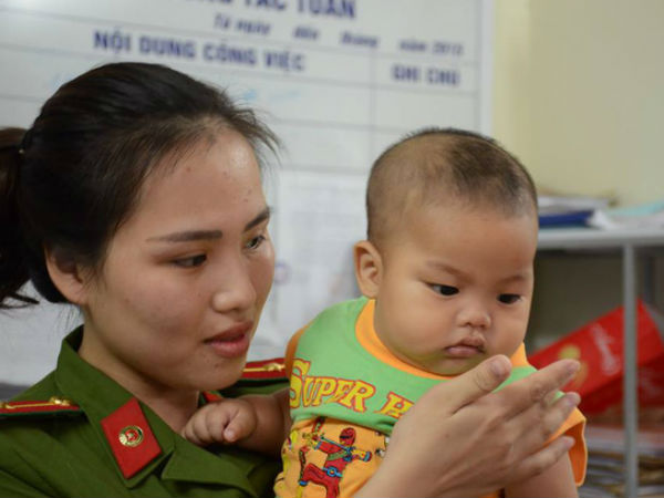 Xét nghiệm ADN bé trai được nữ thiếu úy công an cho bú: Đúng huyết thống bố mới được đón con về