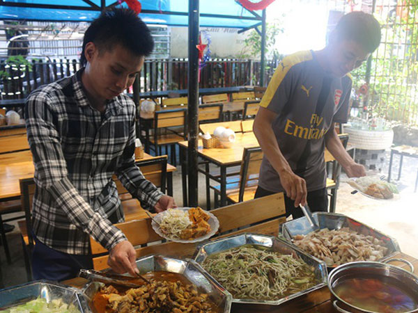 Cảm động suất cơm giá 1000 đồng dành cho người nghèo ở Hà Nội