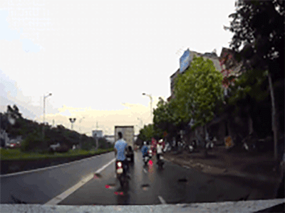 Clip: Lấn làn BRT, phóng nhanh phanh gấp, xe tải chạy ẩu hắt văng cô gái trẻ lên vỉa hè