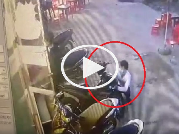 Clip: Táo tợn trộm xe máy ngay trước mặt bảo vệ