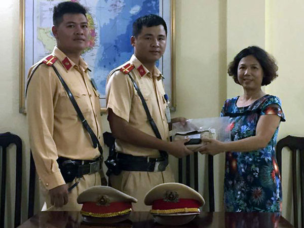 CSGT Hà Nội đuổi theo xe buýt tìm người đánh rơi 40 triệu đồng