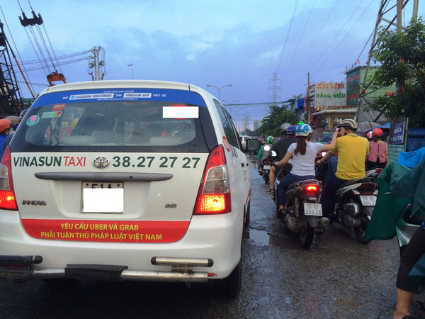 Dán băng rôn phản đối Uber, Grab là tiêu cực, tự phát và không phù hợp