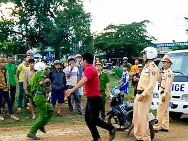 Hai công an bị chém trọng thương