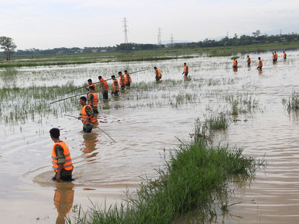 Huy động hàng trăm người, giăng lưới B40 tìm kiếm nam sinh mất tích