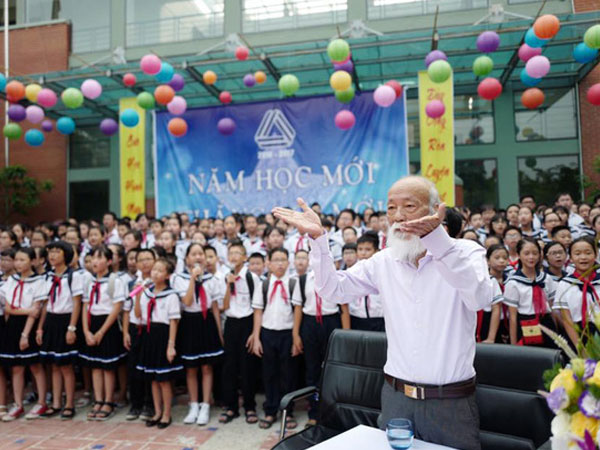 Khoảnh khắc bình dị của thầy Văn Như Cương qua những bức ảnh của cô giáo Văn Thùy Dương