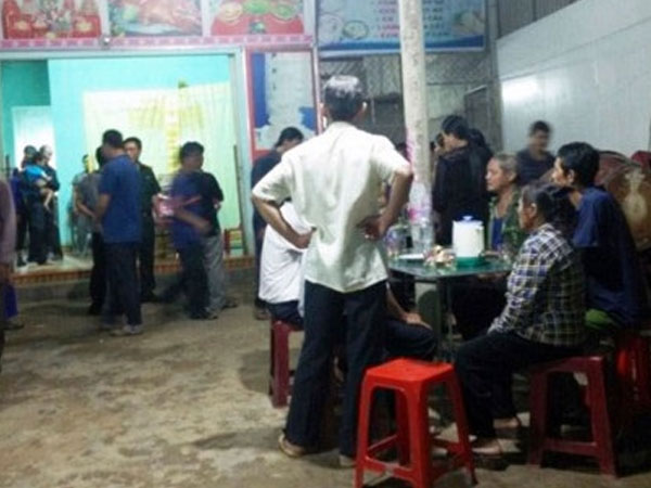 Lau chùi tủ lạnh bị điện giật tử vong