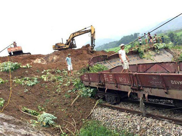 Mất 4 ngày khắc phục sự cố sạt lở đất tuyến đường sắt Hà Nội - Lào Cai