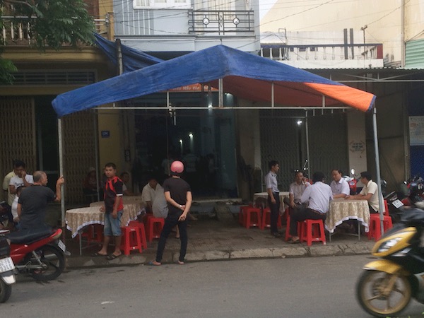 Một phó phòng thị xã chết trong tư thế treo cổ