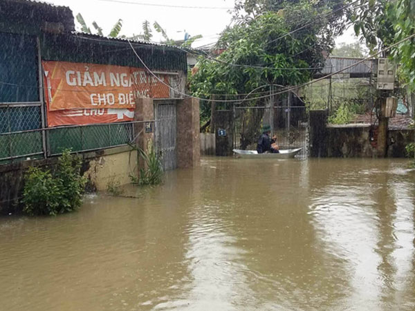 Nghệ An – Hà Tĩnh ngập sâu trong biển nước, người dân phải dùng xuồng di chuyển