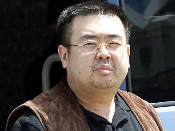 Người nghi là Kim Jong Nam bị dính chất độc VX trên mặt và quần áo