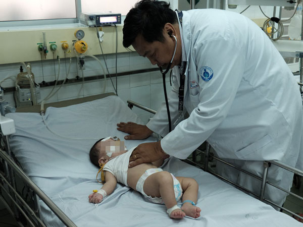TP.HCM: Mẹ cho tắm liền sau khi bú no, bé gái 20 ngày tuổi sặc sữa ngưng thở