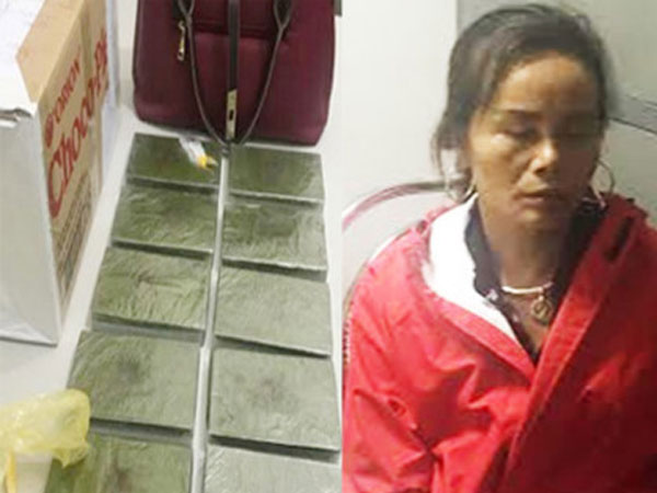 Bắt quả tang người phụ nữ "bán dạo"... 10 bánh heroin