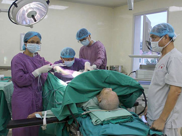 Cắt bao quy đầu, u tuyến tiền liệt cho cụ 104 tuổi