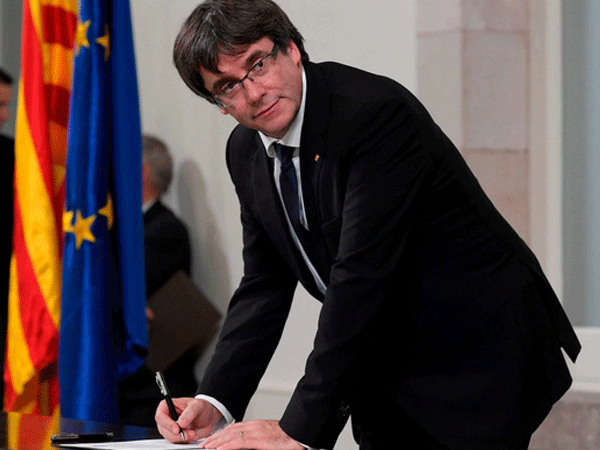 Catalonia ký tuyên bố độc lập, nhưng hoãn ly khai Tây Ban Nha