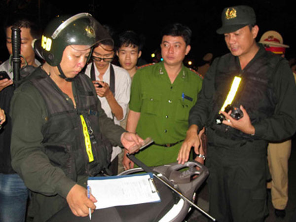 Công an Hà Nội tổng kiểm tra hành chính vào ban đêm