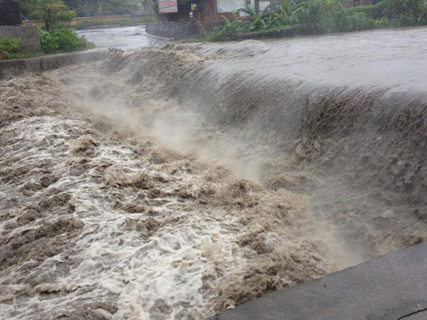 Hà Nội: Trên đường đi học về học sinh lớp 7 tử vong vì ngã xuống đập tràn
