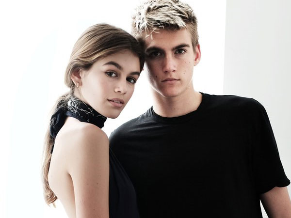 "Hoàng tử, công chúa" nhà Cindy Crawford: Tài không đợi tuổi