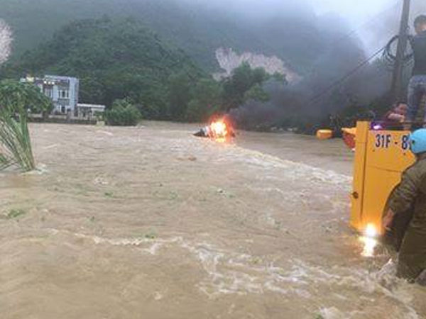 Hy hữu: Ô tô bất ngờ bốc cháy giữa dòng nước lũ ở Hòa Bình