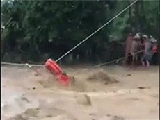 Ròng cáp treo cứu 31 người bị lũ cô lập ở Yên Bái