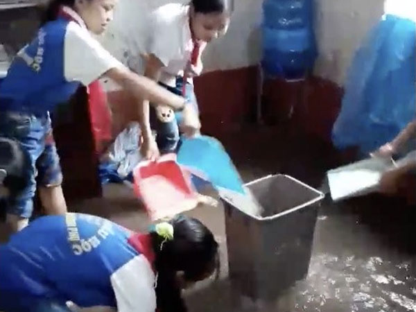 Thái Bình: Lớp học biến thành "sông", học sinh phải dùng gầu múc nước