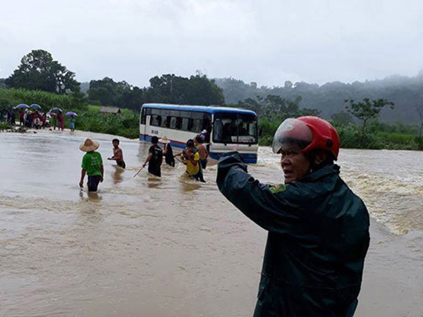 Thanh Hóa: Xe ô tô bất ngờ chết máy giữa dòng nước lũ, 47 học sinh hốt hoảng bám dây thừng tìm đường vào bờ