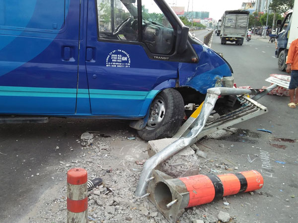 TP.HCM: Hai xe khách va chạm, bến xe miền Tây ùn ứ cục bộ