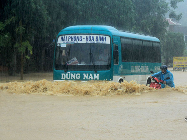 Trăm xe lặn ngụp giữa biển nước lũ Hòa Bình