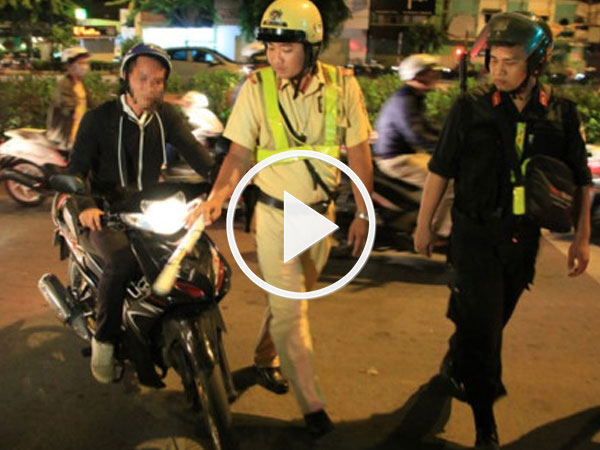 Video: Công an Hà Nội tổng kiểm tra ban đêm các khu vực đông người