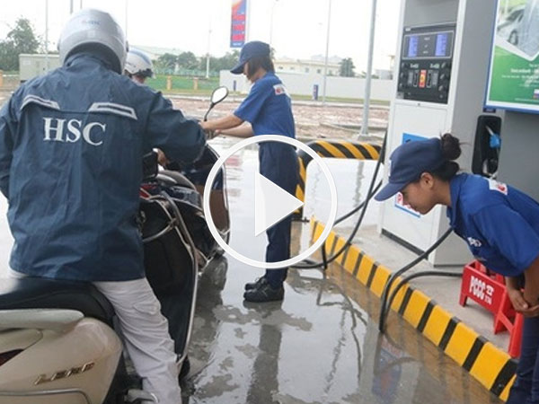 Video: Nhân viên trạm xăng "chuẩn Nhật" ở Việt Nam lau xe, cúi chào khách