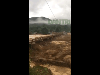 Video: Nước lũ cuồn cuộn đổ về Yên Bái, 3 người chết, 9 người mất tích