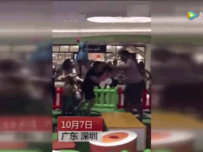 Video: Phụ huynh đánh nhau vì con lấy trộm đồ chơi của bạn ở khu giải trí