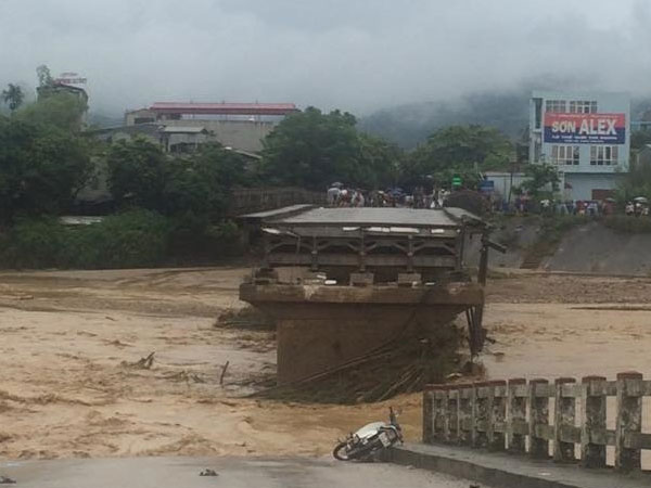 Yên Bái: Sập cầu Thia, 1 PV bị nước lũ cuốn mất tích khi tác nghiệp