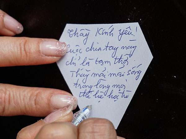 Đám tang thầy Văn Như Cương: Hàng trăm "lời chia tay" trên giấy nhỏ
