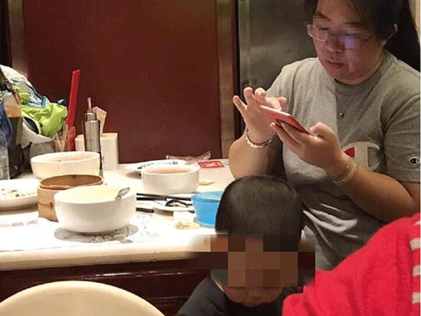 Đang trong nhà hàng thì con buồn tè, người mẹ này thản nhiên cho con tè ra bát ăn cơm
