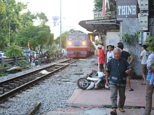 Hà Nội: Va chạm với tàu hoả, một người phụ nữ bị thương nặng
