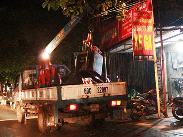 Lo sợ vỡ đê sông Bưởi, người dân trắng đêm chạy lũ