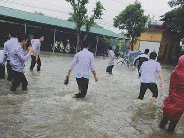 Mưa lớn, nước dâng cao và những khoảnh khắc đặc biệt trên mạng xã hội